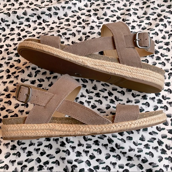 New Lucky Brand Gadine Suede T- Strap Sandals - Picture 13 of 13